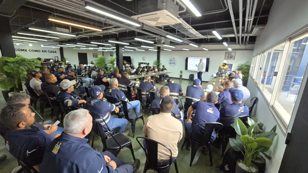 Trabajadores se capacitan en uso de cargadores Liebherr 580